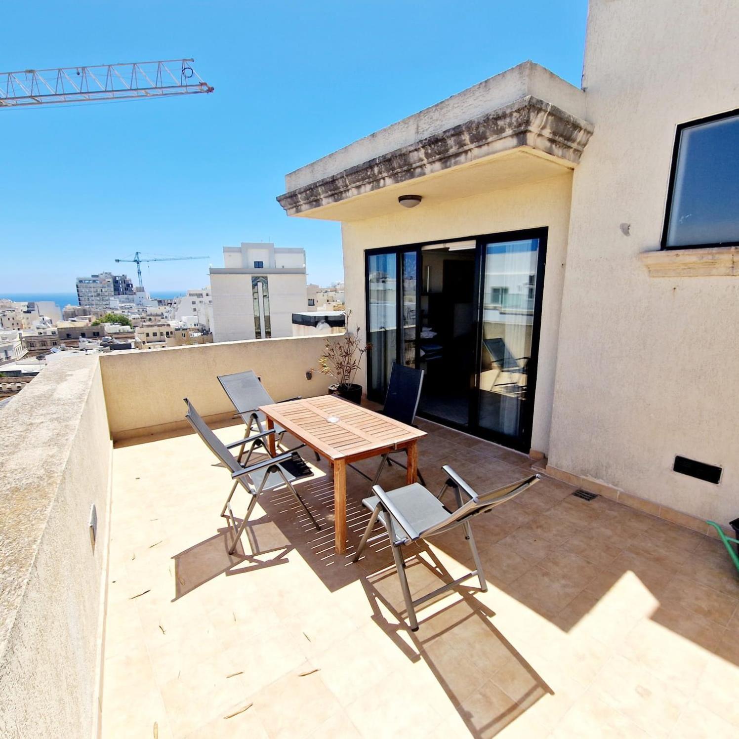 Spacious Central Sliema Penthouse Apartment Luaran gambar